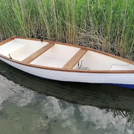 7 Ferohelyes Haz A Totol 15 M-re Sajat Steggel Es Csonakkal Balatonfenyvesen 鲍洛通费尼韦什