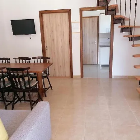 7 Férőhelyes Ház Balatonfenyvesen A Tótól 15 M-re Saját Stéggel és Csónakkal