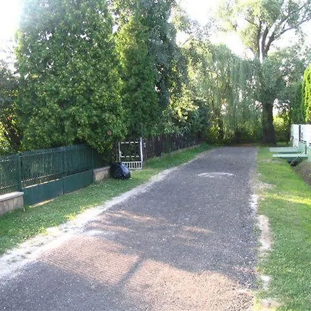 7 Férőhelyes Ház Balatonfenyvesen A Tótól 15 M-re Saját Stéggel és Csónakkal Hébergement de vacances *