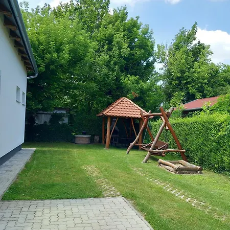 Hébergement de vacances 7 Férőhelyes Ház Balatonfenyvesen A Tótól 15 M-re Saját Stéggel és Csónakkal Balatonfenyves